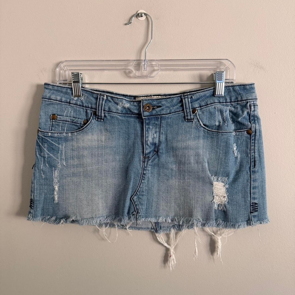 Y2K LIGHT WASH VANILLA STAR DISTRESS DENIM MINI SKIRT